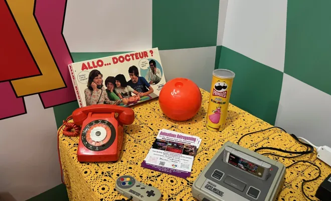 coin déco avec bibelots et jeux vintage 