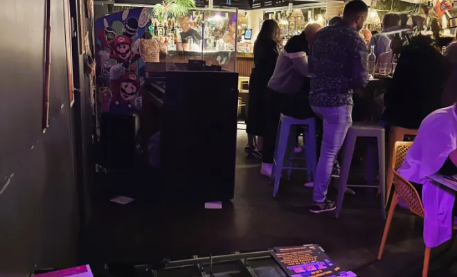 Borne arcade type table cocktail installée au coco club